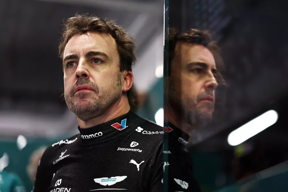 Alonso, koleksiyonuna krom kaplamalı Bugatti Veyron ekledi