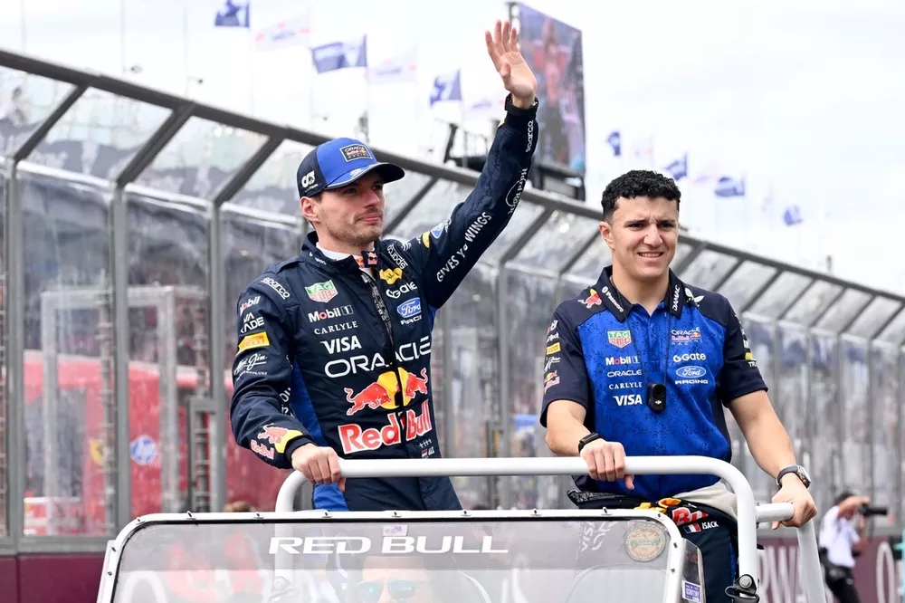 Red Bull pilotları sanal NASCAR mücadelesinde kozlarını paylaştı